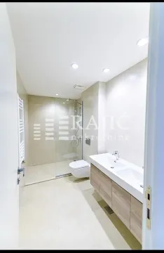 Moderno opremljeno kupatilo sa tuš kabinom i duplim umivaonikom. - image 8