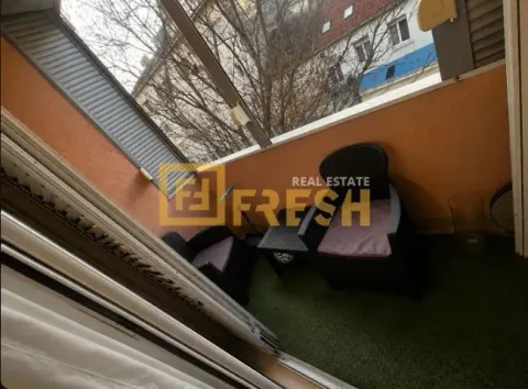 Manji zatvoreni balkoni sa garniturom za sjedenje i vještačkom travom na podu. - image 3