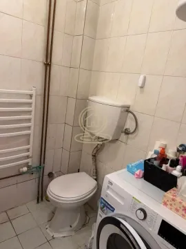 Manje kupatilo sa toaletom i veš mašinom. - image 5
