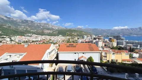 Pogled na grad, planine i more sa terase. - image 4