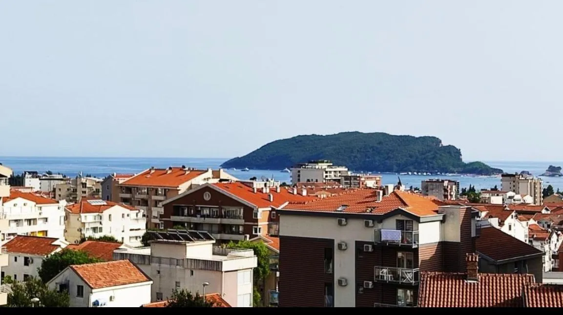 Pogled sa prozora na grad i more.