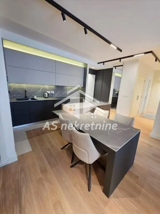 Izdavanje, trosoban stan, 86m², Savski Venac, Beograd