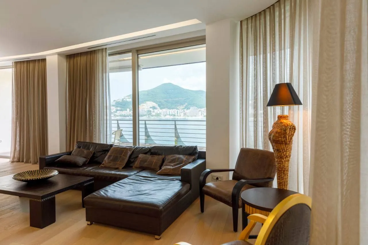 Izdavanje, dvosoban stan, 178m², Dukley Gardens, Budva