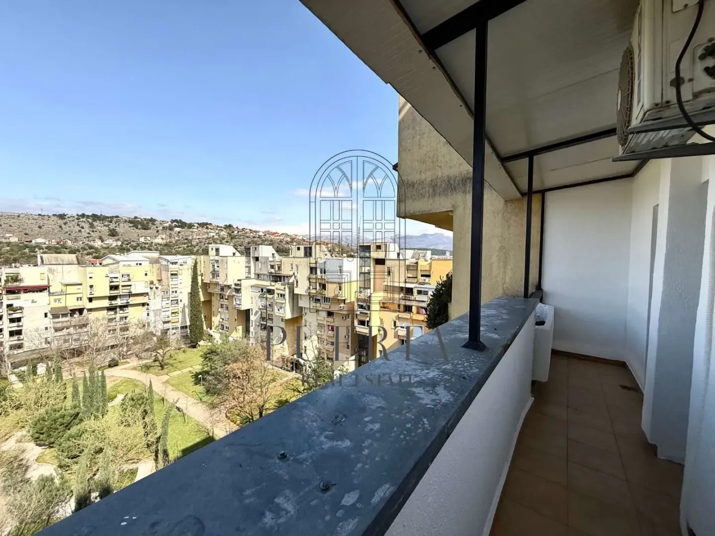 Natkriveni balkon sa pogledom na grad.