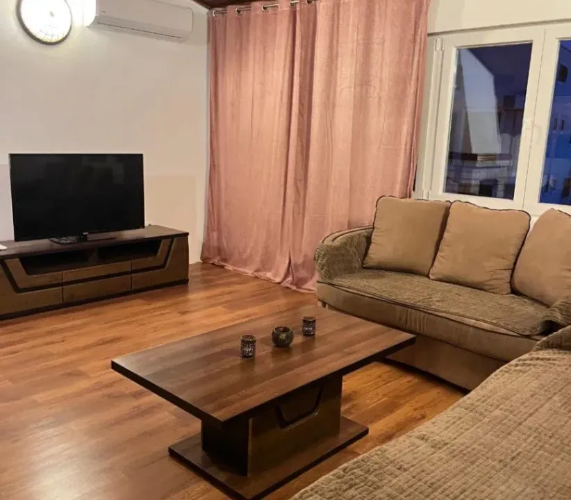 Izdavanje, trosoban stan, 200m², Kalimanj, Tivat