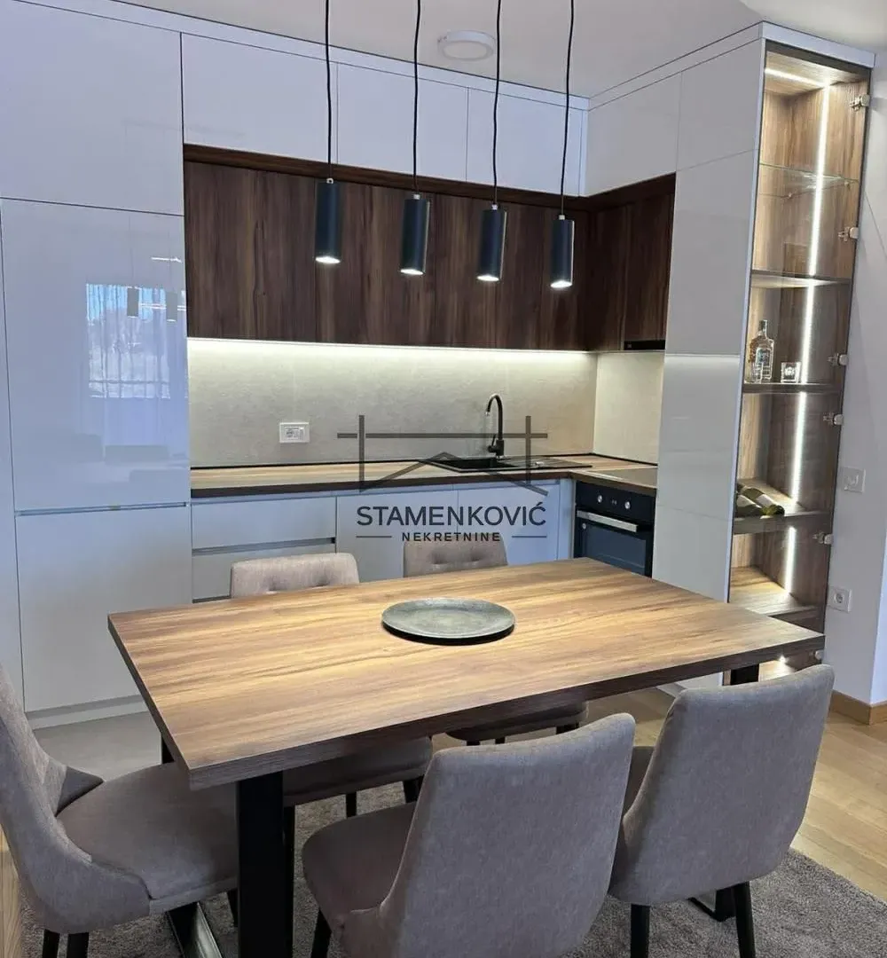 Izdavanje, dvosoban stan, 65m², Centar, Novi Sad
