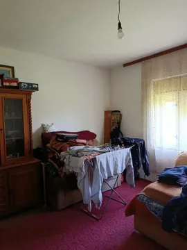 Namještena soba sa ormarom, krevetom i sušilicom za veš. - image 6