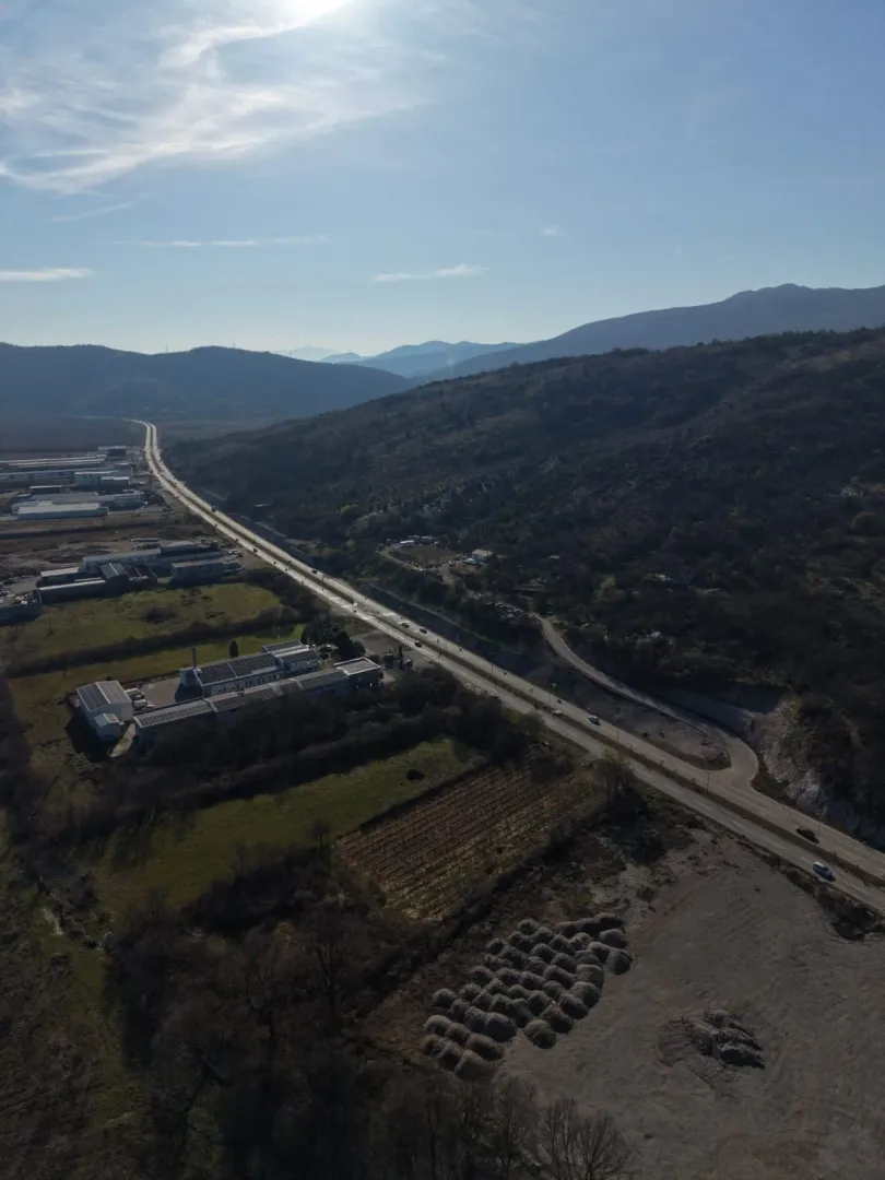 Vazdušni pogled na okolinu i saobraćajnicu u blizini nekretnine.