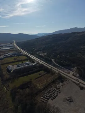 Vazdušni pogled na okolinu i saobraćajnicu u blizini nekretnine. - image 8