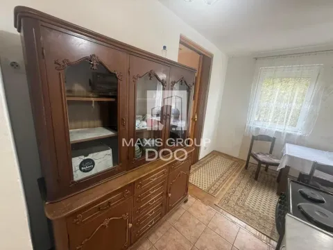 Manja kuhinja sa drvenim ormanom, trpezarijskim stolom i prozorom. - image 7