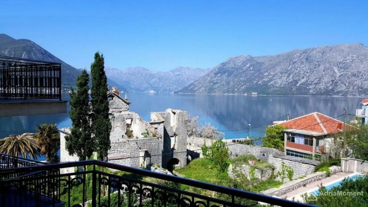 Sale, two bedroom apartment, 80m², Dobrota, Kotor