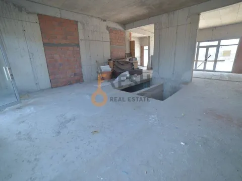 Izdavanje, poslovni prostor, 172m², Tološi, Podgorica - image 10