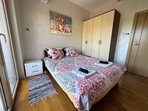 Namještena spavaća soba sa bračnim krevetom, garderoberom i noćnim stočićem. - image 4