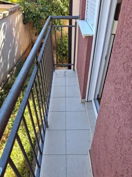 Uska terasa sa popločanim podom i metalnom ogradom. - image 17