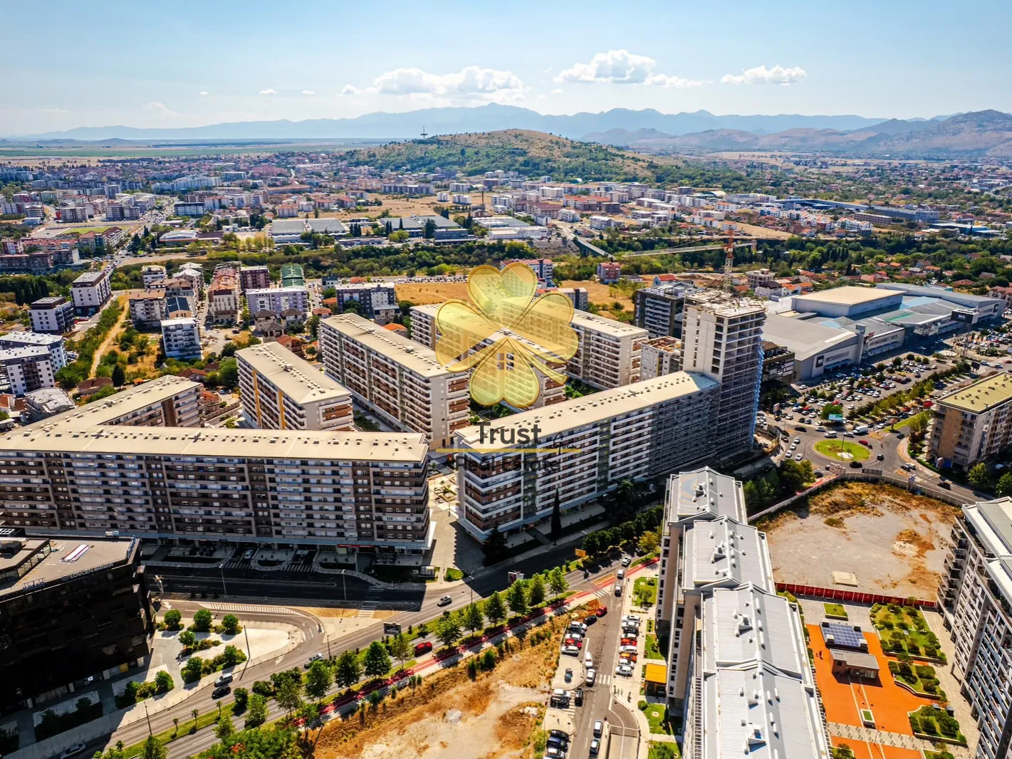 Vazdušni pogled na gradsko naselje sa stambenim zgradama.