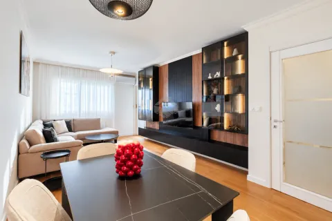 Dnevni boravak sa trpezarijom i modernim namještajem. - image 5