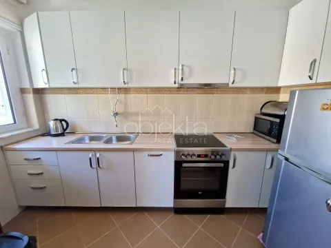 Kuhinja sa bijelim elementima, sudoperom i ugradnom rernom. - image 7
