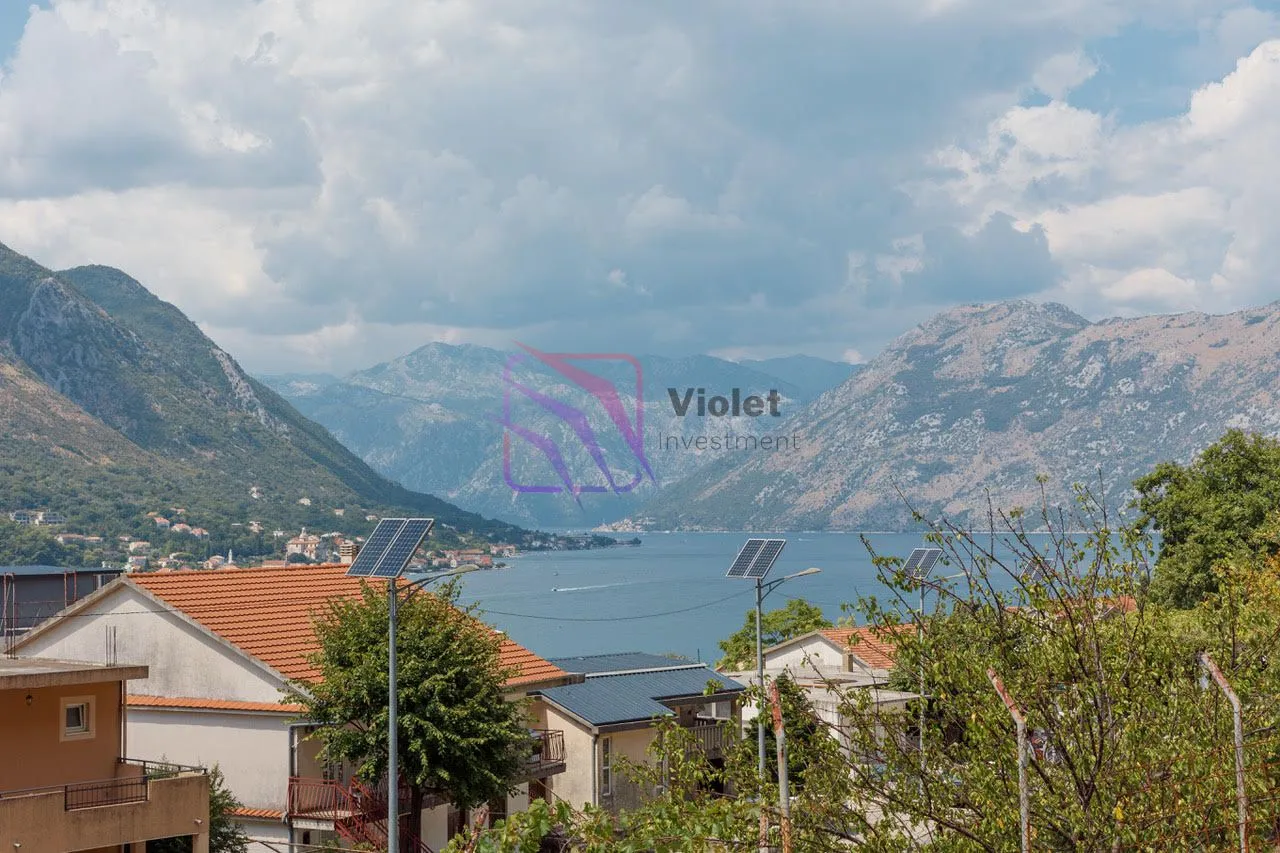 Pogled na zaliv i okolne planine sa terase.