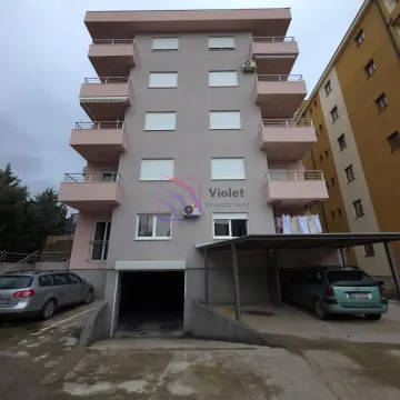 Prednji pogled na stambenu zgradu sa terasama, parkingom i garažom u prizemlju. - image 16