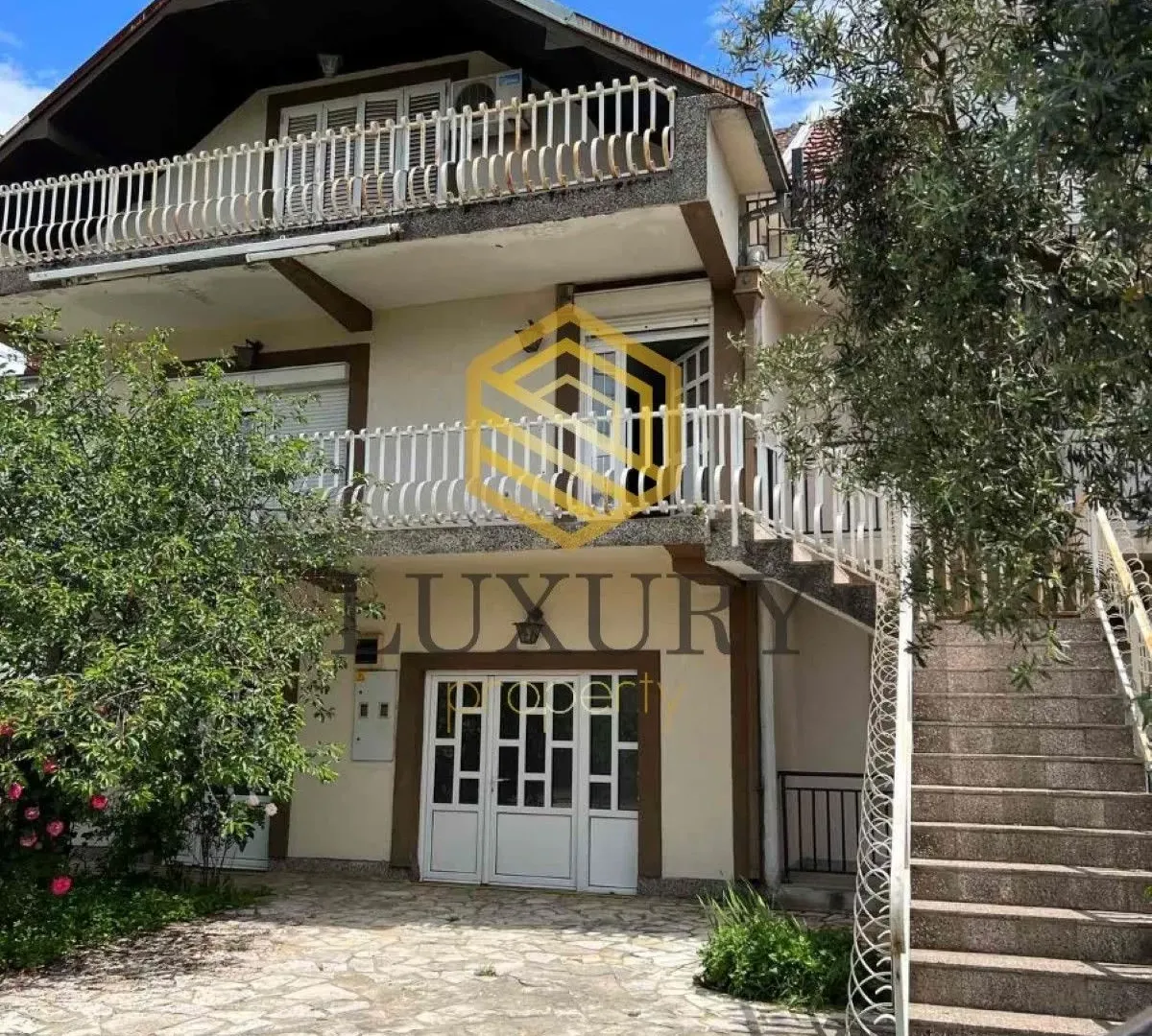 Izdavanje, kuća, 250m², Tološi, Podgorica