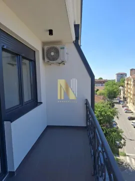 Uzak i dugačak balkon sa metalnom ogradom i klima uređajem na zidu. - image 4