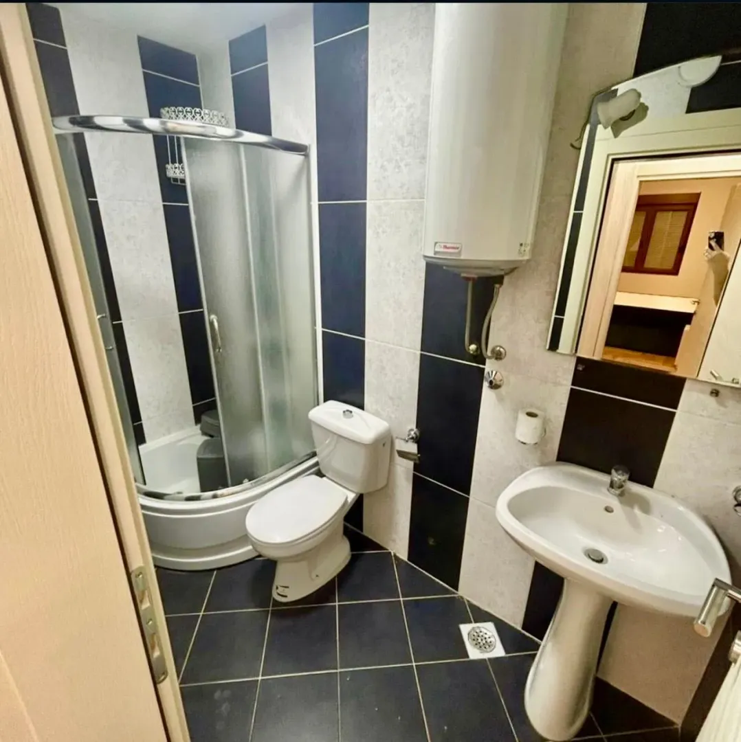 Kompaktno kupatilo sa tuš kabinom, umivaonikom i toaletom.