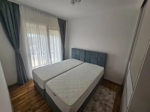 Spavaća soba sa bračnim krevetom, plakarom i prozorom sa zavjesama. - image 9