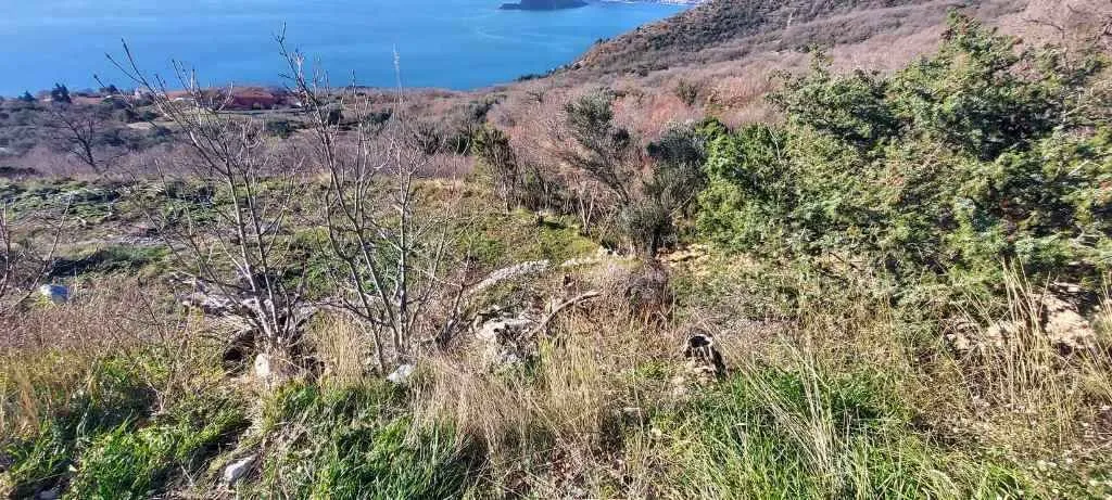 Zemljište na uzvišenju sa pogledom na more.
