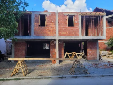 Pogled na kuću u izgradnji sa nedovršenom ciglenom fasadom. - image 4