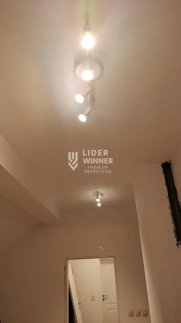 Pogled na plafon sa osvetljenjem u unutrašnjosti nekretnine.