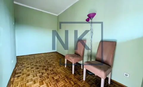 Dnevna soba sa drvenim parketom i dvije stolice. - image 10