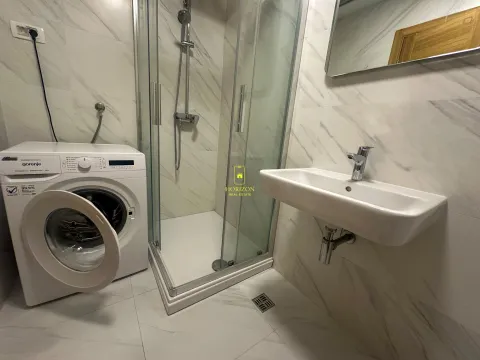 Moderne kupatilo sa tuš kabinom, umivaonikom i veš mašinom. - image 6