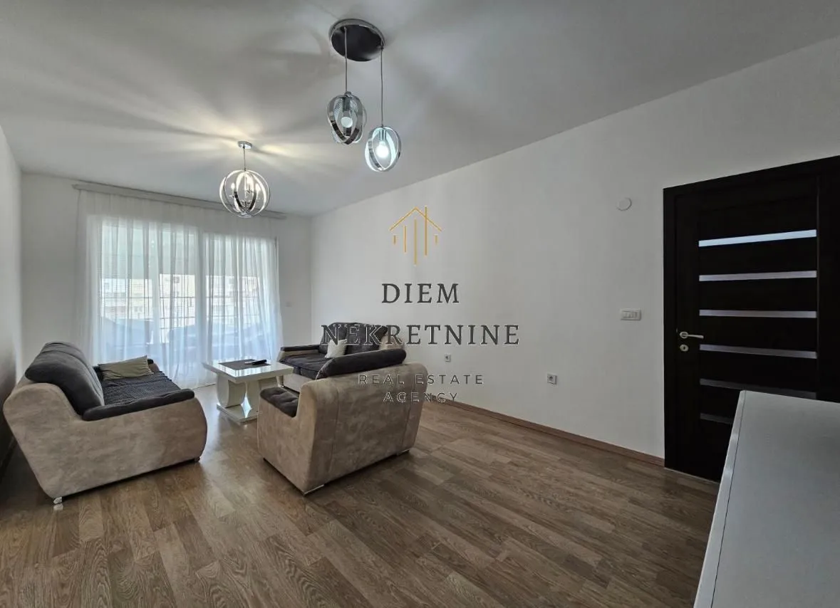 Izdavanje, trosoban stan, 120m², Centar, Bar