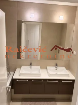 Moderno kupatilo sa duplim umivaonikom i ogledalom. - image 13