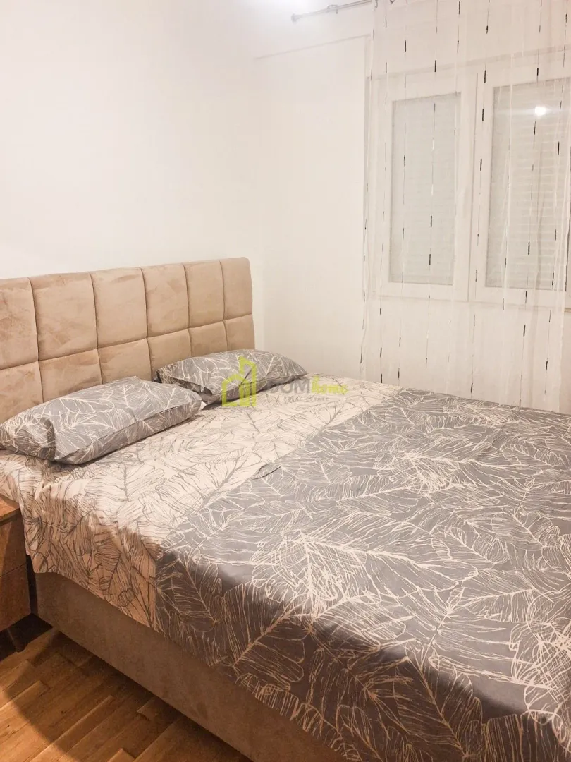 Pogled na bračni krevet sa posteljinom u spavaćoj sobi.