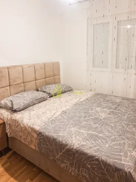 Pogled na bračni krevet sa posteljinom u spavaćoj sobi. - image 4
