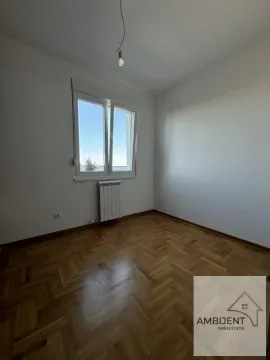 Prazna soba sa parketom i jednim prozorom. - image 6