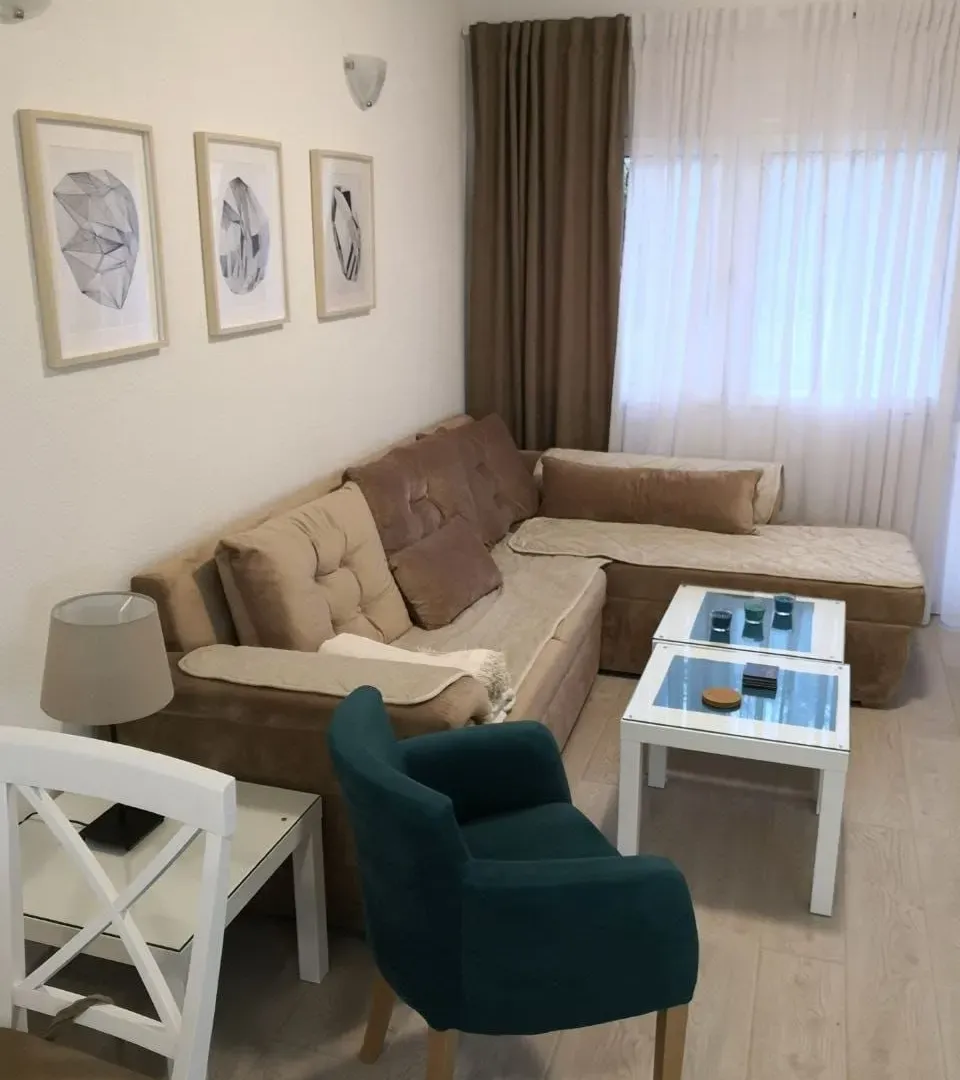 Izdavanje, dvosoban stan, 72m², Centar, Tivat