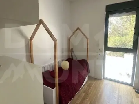 Dječija soba sa drvenim krevetom u obliku kućice i balkonskim vratima. - image 9