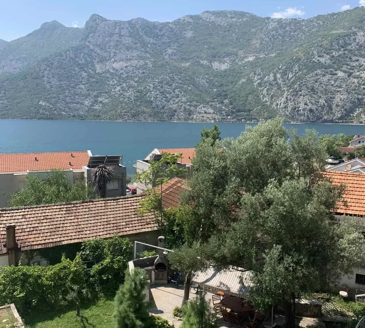 Izdavanje, dvosoban stan, 89m², Risan, Kotor