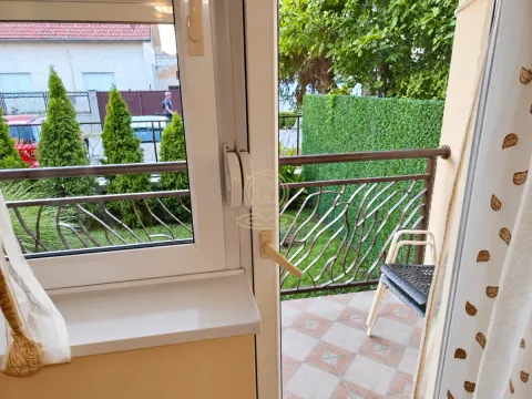 Pogled kroz otvorena balkonska vrata na terasu i dvorište. - image 9