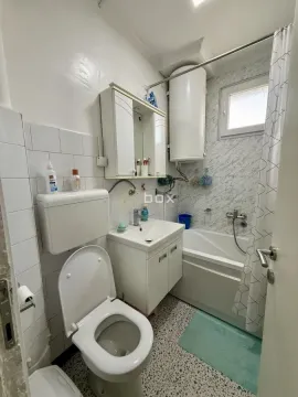 Manje kupatilo sa kadom, umivaonikom, wc šoljom i bojlerom. - image 11