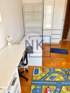 Dječija soba sa krevetom, radnim stolom i ormarom. - image 5