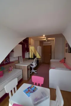 Dečja soba sa krevetom, radnim stolom i dečjim nameštajem. - image 15