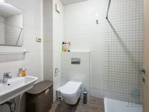 Kupatilo opremljeno umivaonikom, toaletom i tuš kabinom. - image 6