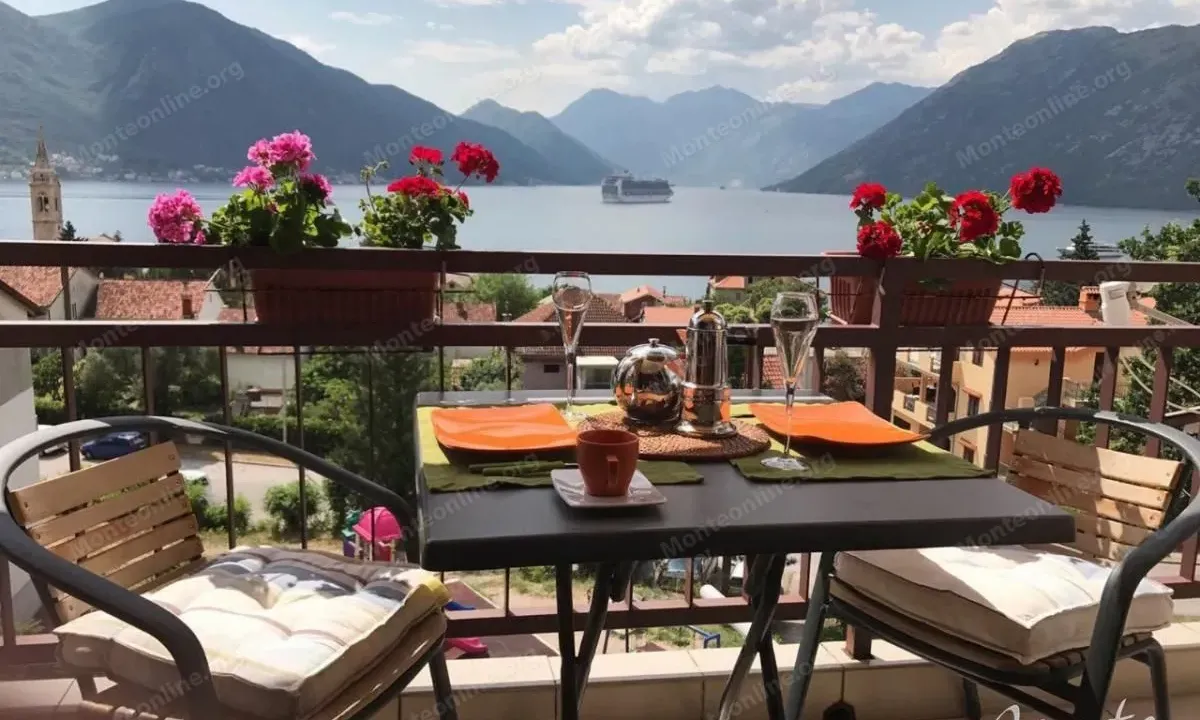 Sale, two bedroom apartment, 63m², Dobrota, Kotor