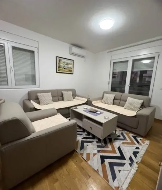 Izdavanje, dvosoban stan, 77m², Stari Aerodrom, Podgorica