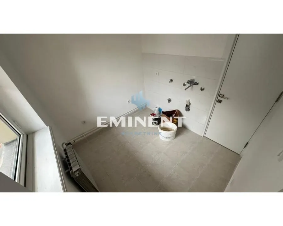Izdavanje, četvorosoban stan, 140m², Vojvode Vlahovica, Beograd