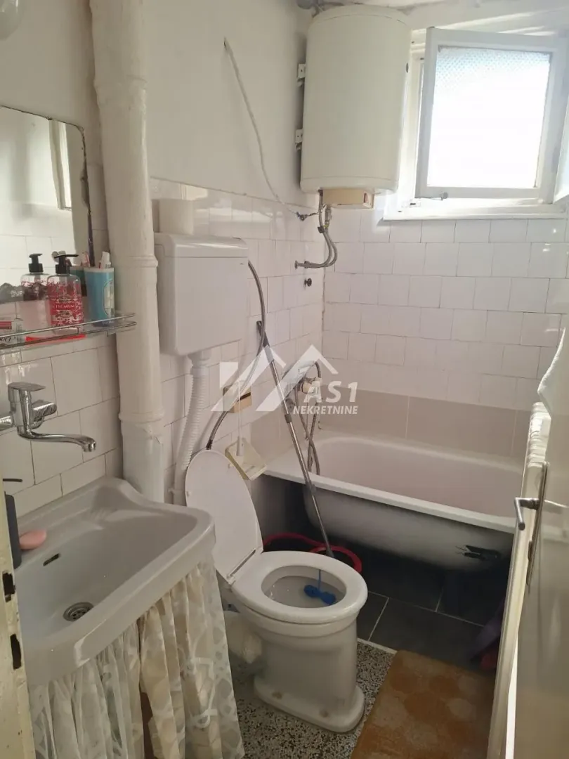 Manje kupatilo sa kadom, umivaonikom i wc šoljom.
