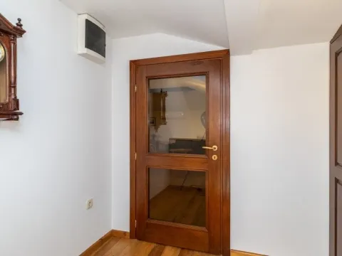 Sale, house, 200m², Tološi, Podgorica - image 9